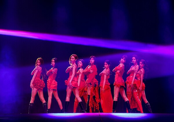 ▲ 지난 16일 미국 라스베이거스 얼리전트 스타디움에서 월드투어 '레디 투 비' 콘서트를 개최한 트와이스. 제공|JYP엔터테인먼트 