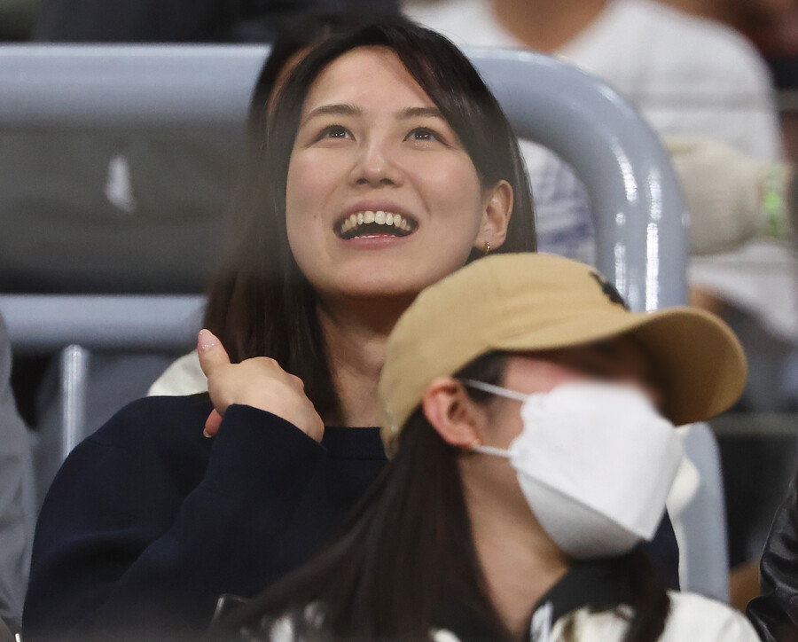 ▲ LA 다저스 오타니 쇼헤이의 아내가 경기를 관전하고 있다. ⓒ연합뉴스