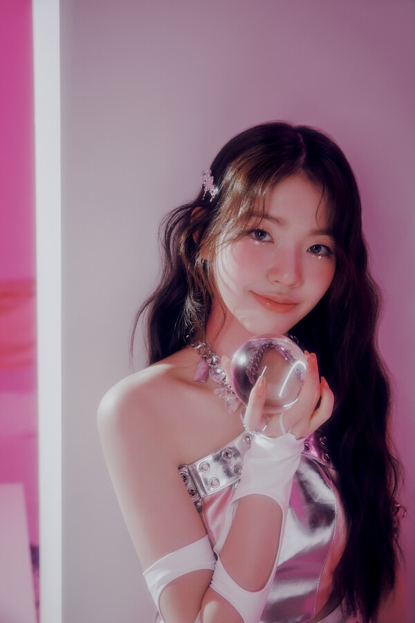 ▲ 유니스 첫 미니앨범 '위 유니스' 스토리 버전의 오윤아 콘셉트 사진. 제공|F&F엔터테인먼트