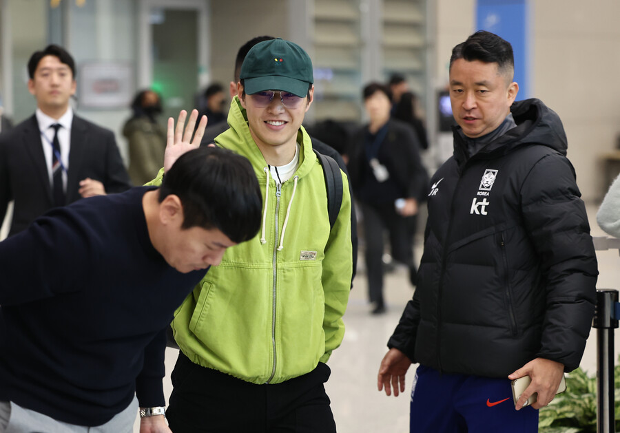 ▲ 이강인은 마중 나온 축구대표팀 관계자와 경기도 고양의 대표팀 숙소로 이동했다. ⓒ연합뉴스