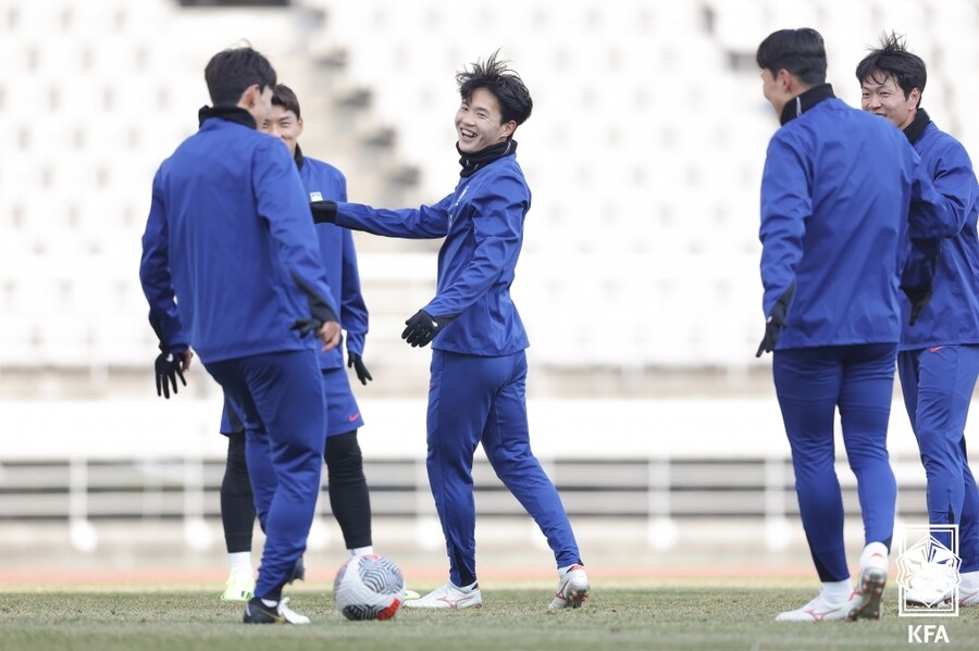 ▲ 19일 고양종합운동장에서 열린 소집 이틀 차 훈련에서 활짝 웃는 김진수 ⓒ대한축구협회