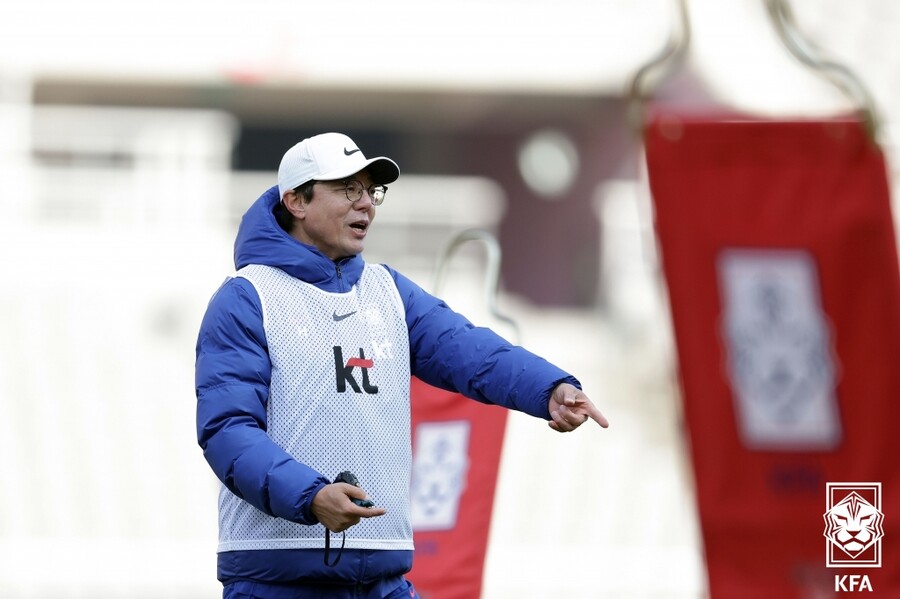 ▲ 19일 고양종합운동장에서 열린 소집 이틀 차 훈련에서 황선홍 감독 ⓒ대한축구협회