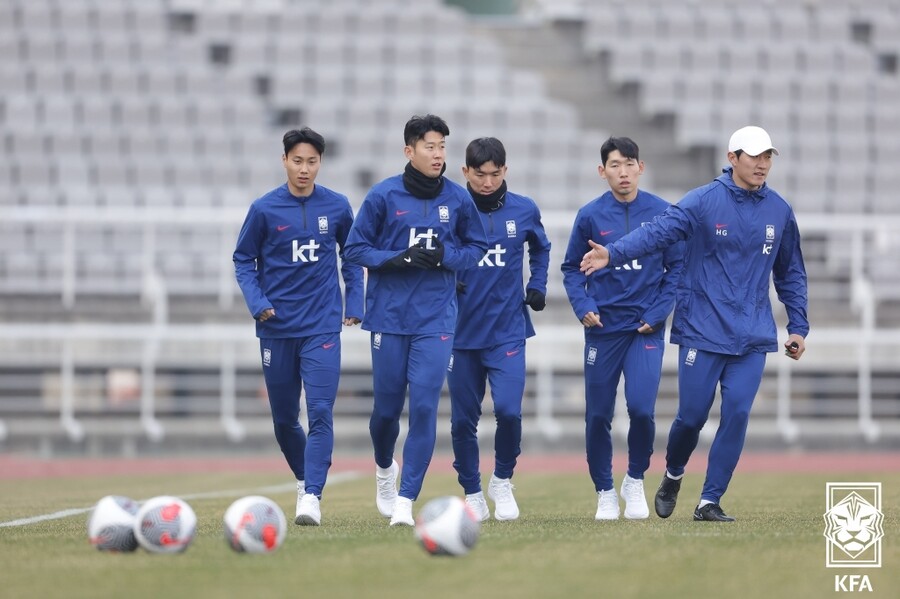 ▲ 19일 고양종합운동장에서 열린 축구대표팀 훈련에 등장한 손흥민. 가볍게 회복 훈련에 집중했다. ⓒ대한축구협회