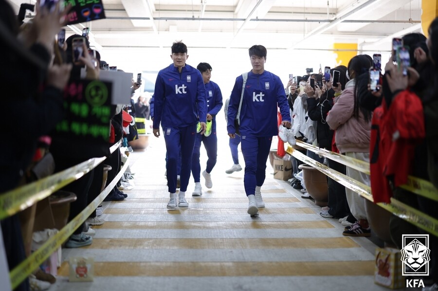 ▲ 19일 고양종합운동장에서 열린 축구대표팀 훈련에 등장한 손흥민. 가볍게 회복 훈련에 집중했다. ⓒ대한축구협회