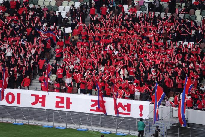 북한 일본전에 '학생 응원단' 동원…3000석 매진, "좌석 더 열어달라"