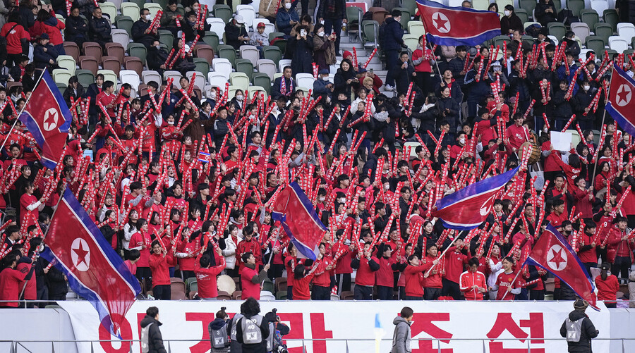 ▲지난달  28일 오후 북한과 일본 여자축구 2024 파리 올림픽 최종예선 경기가 치러진 일본 도쿄 국립경기장에서 재일본조선인총연합회(조총련) 계열 학생 등이 단체 응원을 하고 있다. ⓒ연합뉴스