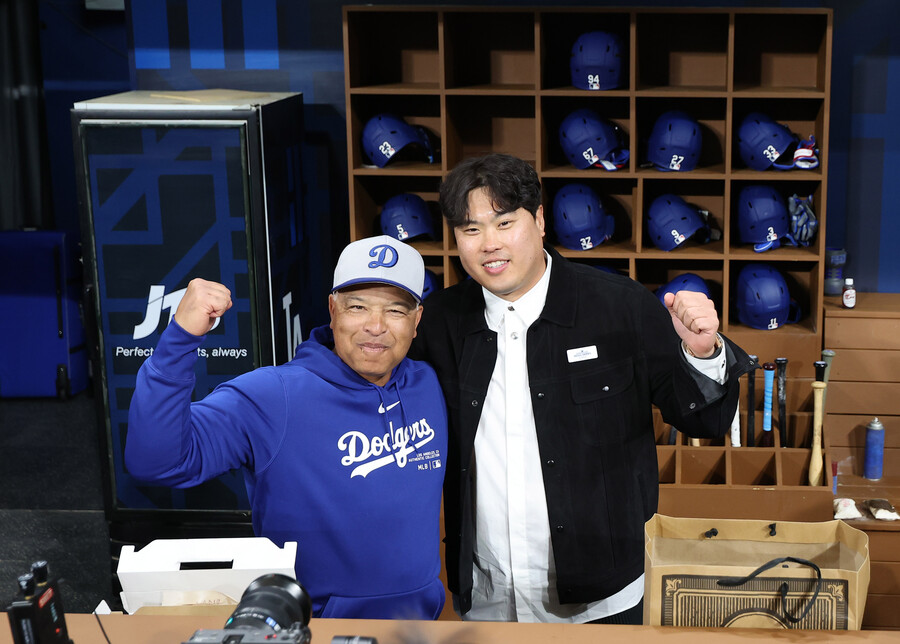 류현진, 빵 사들고 로버츠 찾아갔다… 로버츠는 먹방으로 화답, 다시 뭉친 그 멤버들 ‘고척 화기애애’