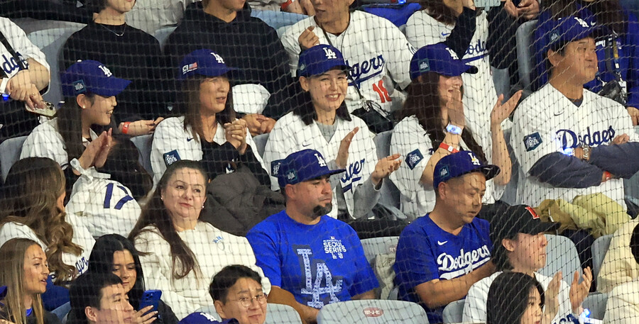 ▲ LA 다저스 오타니 쇼헤이의 아내 다나카 마미코씨(가운데)가 고척스카이돔 관중석에서 남편 오타니를 응원하고 있다. ⓒ연합뉴스