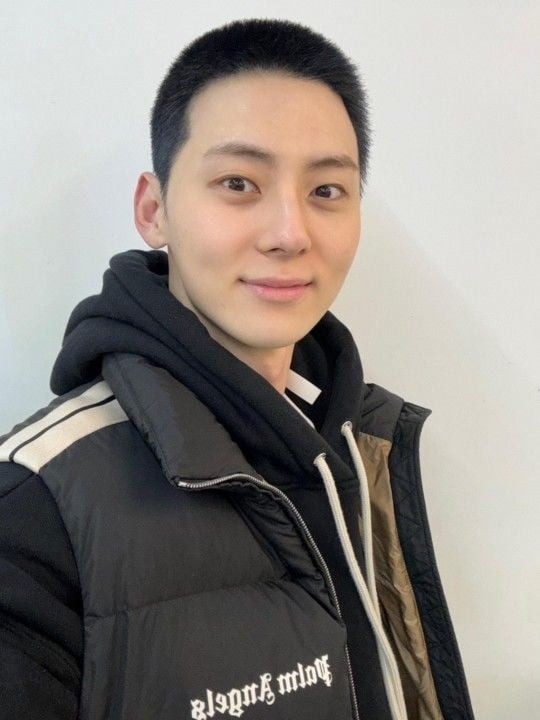 ▲ 황민현. 출처| 위버스