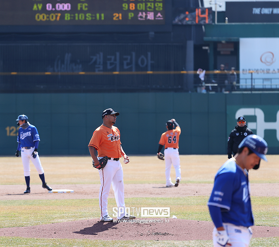 ▲ 한화 리카르도 산체스가 시범 운영 중인 피치클락을 두고 투구하고 있다. ⓒ곽혜미 기자