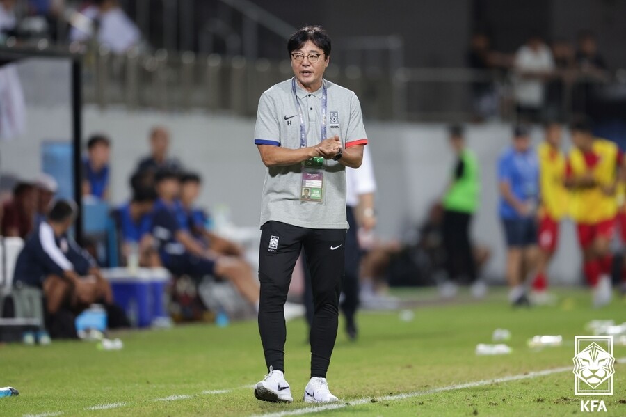 ▲ 파리 올림픽 조직위원회는 21일(한국시간) 프랑스 생드니에서 남자 축구 조 추첨을 진행했다. 황선홍 감독이 이끄는 올림픽 대표팀은 4월 U-23 아시안컵에서 10회 연속 올림픽 본선 진출을 노린다. 최종 3위 안에 들어야 직행하고, 4위는 대륙간 플레이오프를 거친다. ⓒ대한축구협회