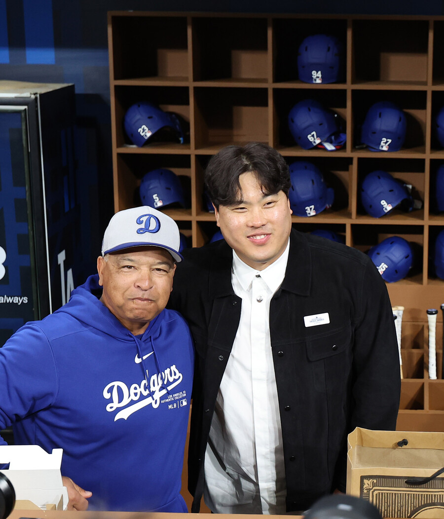 류현진이 준 빵과 정에 홀딱 반했다… 로버츠 감독 “판타스틱” 미소, 오타니 근심 잠시 날렸다