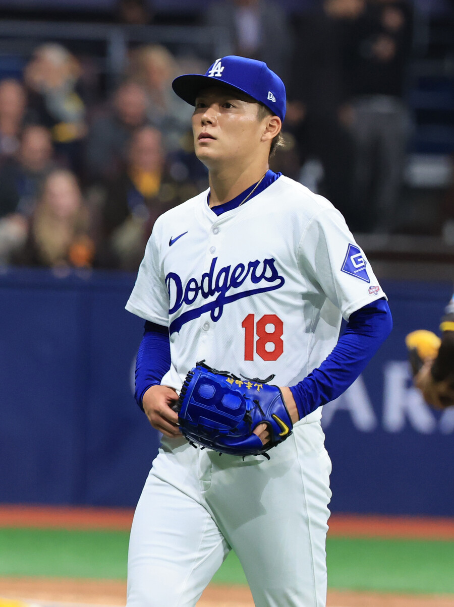 ▲ LA 다저스 일본인 우완투수 야마모토 요시노부가 2024 메이저리그 월드투어 서울시리즈 샌디에이고 파드리스와의 경기에서 선발투수로 등판했다. 야마모토는 다저스와 12년 3억 2500만 달러에 계약한 선수다. ⓒ연합뉴스