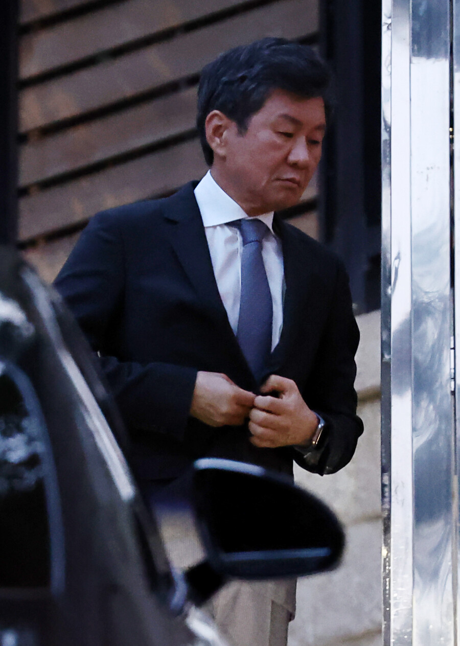 ▲  정몽규HDC그룹 회장이 20일 오후 고 정주영 현대그룹 명예회장 제사를 치르기 위해 서울 청운동 정 명예회장의 자택으로 들어서고 있다. ⓒ연합뉴스