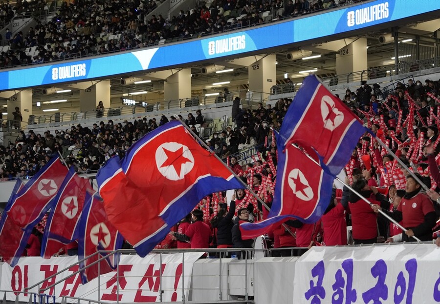 ▲ 북한축구협회가 2026 북중미 월드컵 아시아지역 2차 예선 B조 조별리그 4차전 일본과 홈경기를 26일 평양에서 개최하기 어렵다는 의사를 갑작스럽게 표명했다. 21일 도쿄에서 열린 3차전에서는 일본이 북한을 1-0으로 제압했다.ⓒ연합뉴스/EPA