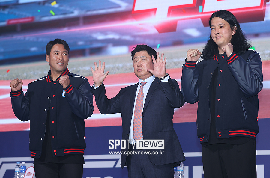 ▲ 전준우 김태형 감독 김원중 ⓒ곽혜미 기자