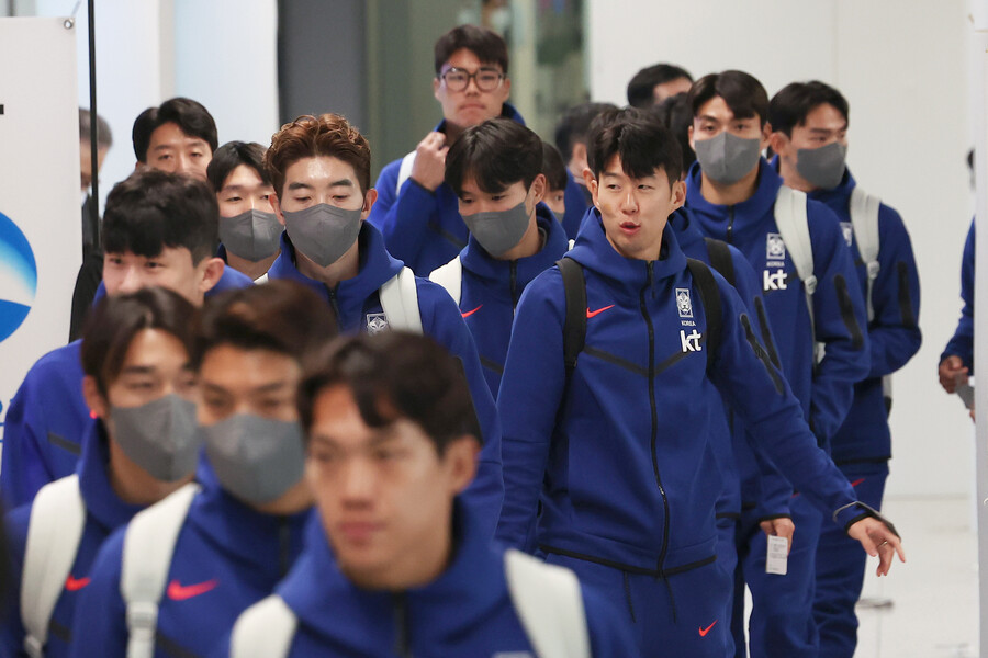 ▲ 태국과의 2026 북중미 월드컵 아시아 2차 예선 4차전 원정 경기를 위해 인천국제공항을 통해 태국 방콕으로 출국하는 축구대표팀. 전날 3차전에서는 1-1로 비겼다. ⓒ연합뉴스