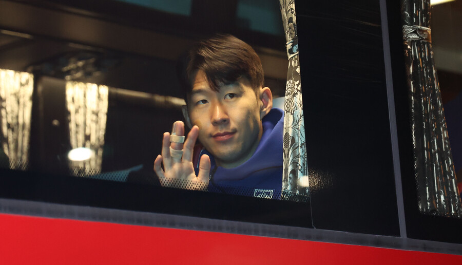 ▲ 태국 방콕에 도착해 숙소로 이동하는 버스에 오른 손흥민과 축구대표팀, 이들을 기다린 태국 축구팬들. ⓒ연합뉴스