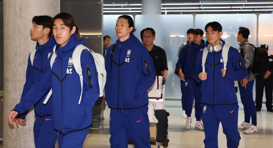 ▲ 축구대표팀이 태국 방콕에 입성했다. 수완나품국제공항 도착장은 대표팀을 보려는 태국 현지 팬들과 여행객들로 뒤섞여 난리였다. ⓒ연합뉴스
