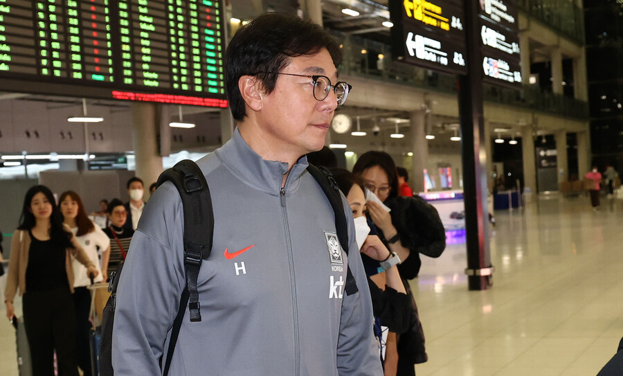▲ 축구대표팀이 태국 방콕에 입성했다. 수완나품국제공항 도착장은 대표팀을 보려는 태국 현지 팬들과 여행객들로 뒤섞여 난리였다. ⓒ연합뉴스