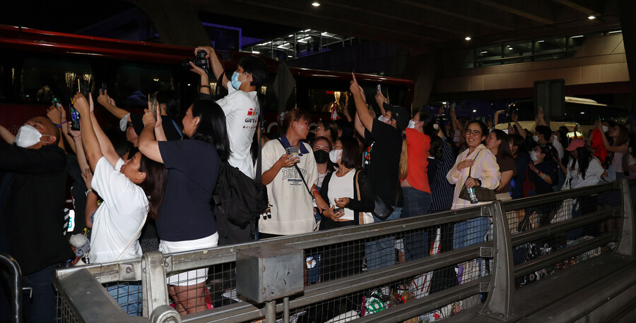 ▲ 축구대표팀이 태국 방콕에 입성했다. 수완나품국제공항 도착장은 대표팀을 보려는 태국 현지 팬들과 여행객들로 뒤섞여 난리였다. ⓒ연합뉴스