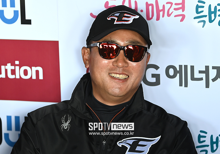 [SPO잠실] "다른 팀에 없는 류현진, 출정식 때 반응 좋길래 또 했죠" 첫 개막전 최원호 감독, 얼굴이 폈다