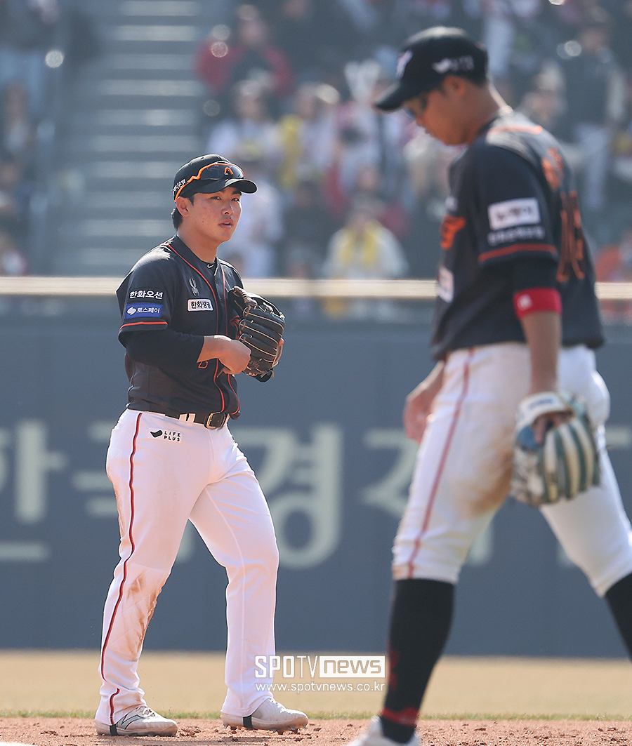 ▲ 문현빈의 실책 전까지 경기는 2-2로 팽팽했다. ⓒ곽혜미 기자