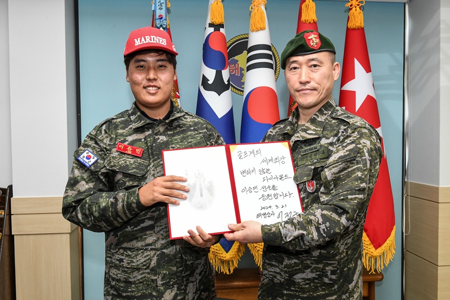 ▲ 이승민과 이정구 상사(왼쪽부터).