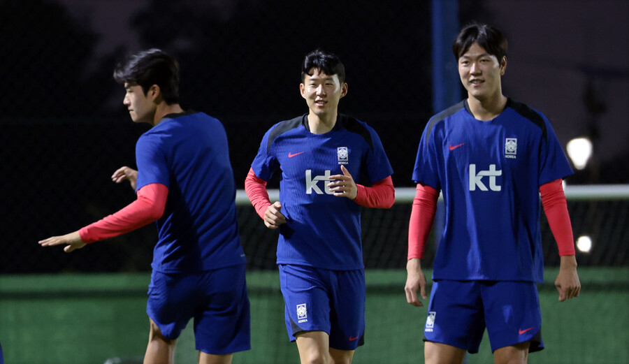 [방콕 ISSUE]"아자!" 서울에서 경직됐던 대표팀, 기합 팍…손흥민-이강인 웃음 되찾았다