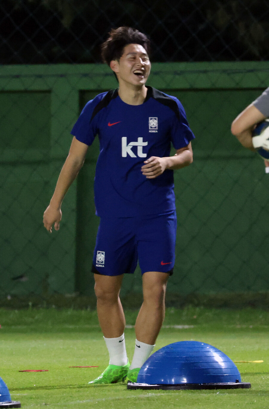 ▲ 태국 방콕 입성 첫 훈련에 나선 축구대표팀의 주장 손흥민과 이강인, 표정이 밝다. ⓒ연합뉴스