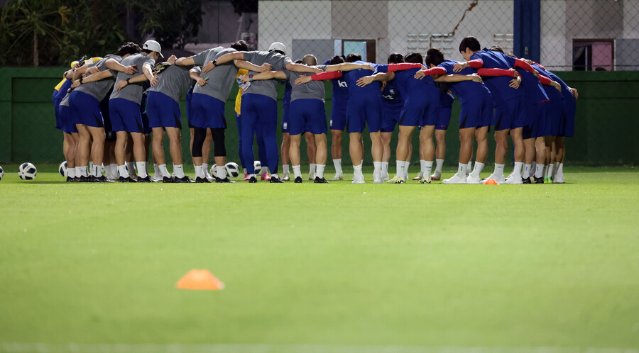 ▲ 축구대표팀이 태국 방콕의 윈드밀 풋볼 클럽에서 2026 북중미 월드컵 아시아 2차 예선 4차전 태국전을 앞두고 훈련을 시작했다. ⓒ연합뉴스