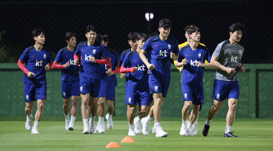 ▲ 축구대표팀이 태국 방콕의 윈드밀 풋볼 클럽에서 2026 북중미 월드컵 아시아 2차 예선 4차전 태국전을 앞두고 훈련을 시작했다. ⓒ연합뉴스