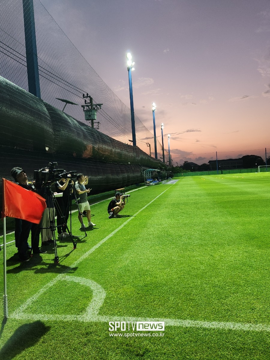 ▲ 축구대표팀이 훈련하는 훈련장 한쪽 면에는 검은색 천이 올라가 있다. 외부 노출을 막기 위함이다.