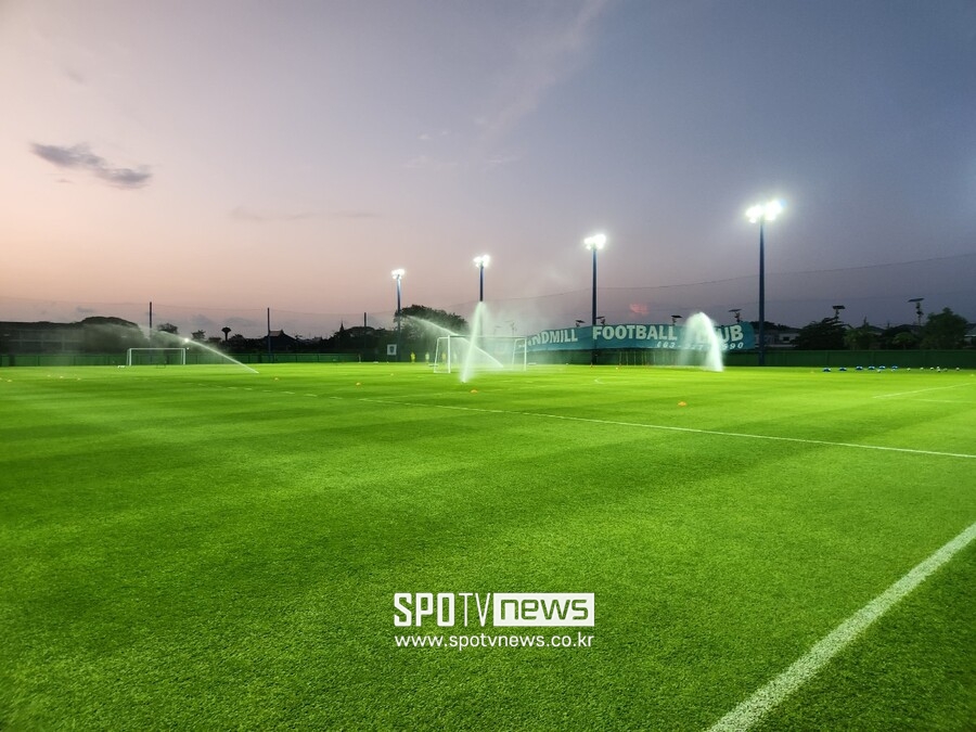 ▲ 축구대표팀의 훈련장인 태국 방콕의 윈드밀 풋볼 클럽, 한국보다 훨씬 잔디가 좋고 환경도 나쁘지 않다.