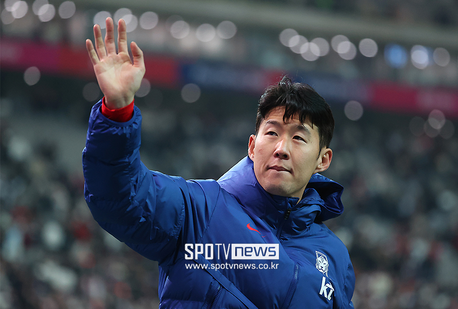 ▲ 2026 FIFA 북중미 월드컵 2차 예선 대한민국과 태국의 경기가 21일 오후 서울월드컵경기장에서 열렸다. 1-1 무승부 후 손흥민이 팬들에게 인사를 하고 있다. ⓒ곽혜미 기자