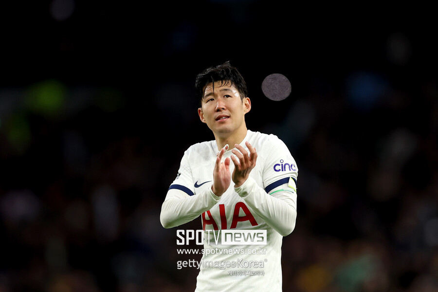 말 못했던 병 이겨낸 손흥민, 이러니 토트넘도 재계약 혈안 "SON 팔 바에 닭 마스코트를 판매하지"