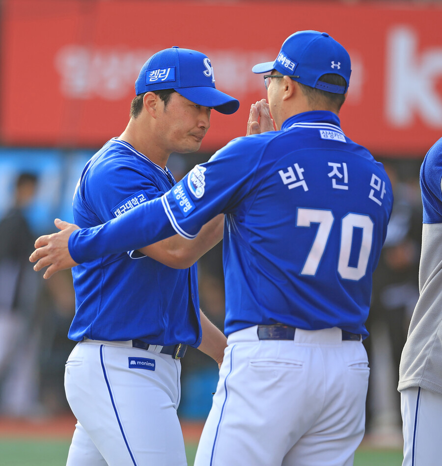 ▲박진만 감독이 승리 후 오승환과 하이파이브를 하고 있다. ⓒ삼성 라이온즈