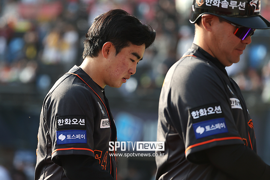 ▲  한화 이글스 2루수 문현빈이 23일 잠실 LG 트윈스전에서 자신의 실책 이후 대량 실점으로 이어지자 고개를 숙이고 있다. ⓒ곽혜미 기자