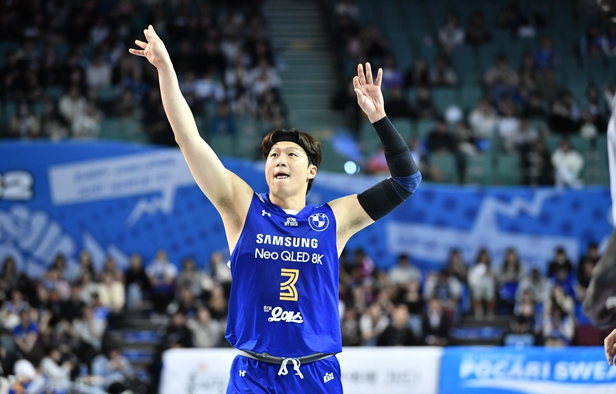 '23득점' 이정현이 해결사…삼성, 라건아 분전한 KCC에 뒤집기 쇼 "팬들을 위한 승리"