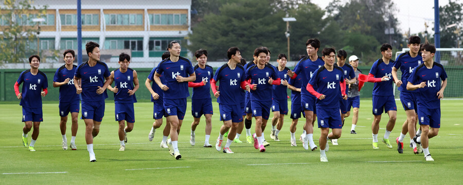▲ 형들에게 섞여 열심히 뛰는 정호연, 축구대표팀의 일원으로 자리 잡고 있다. ⓒ연합뉴스