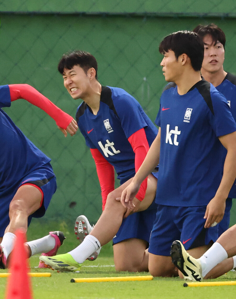 ▲ 손흥민, 이강인, 김민재 등 축구대표팀 선수들이 훈련에 집중하고 있다. 황선홍 감독은 사색하며 태국전 승리 비책 얻기에 열중했다. ⓒ연합뉴스