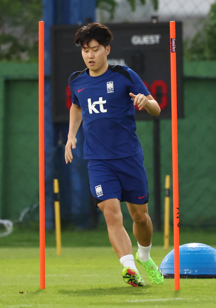 ▲ 손흥민, 이강인, 김민재 등 축구대표팀 선수들이 훈련에 집중하고 있다. 황선홍 감독은 사색하며 태국전 승리 비책 얻기에 열중했다. ⓒ연합뉴스