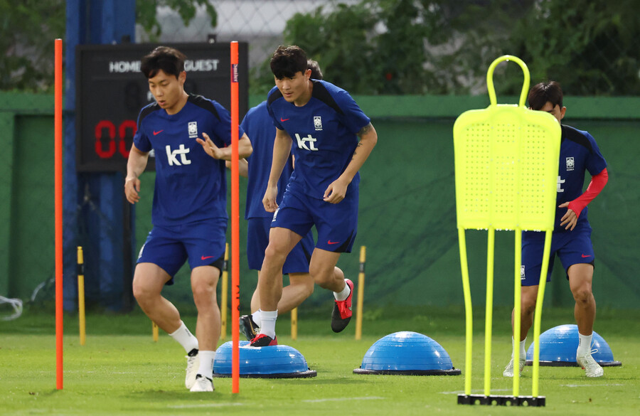 ▲ 손흥민, 이강인, 김민재 등 축구대표팀 선수들이 훈련에 집중하고 있다. 황선홍 감독은 사색하며 태국전 승리 비책 얻기에 열중했다. ⓒ연합뉴스