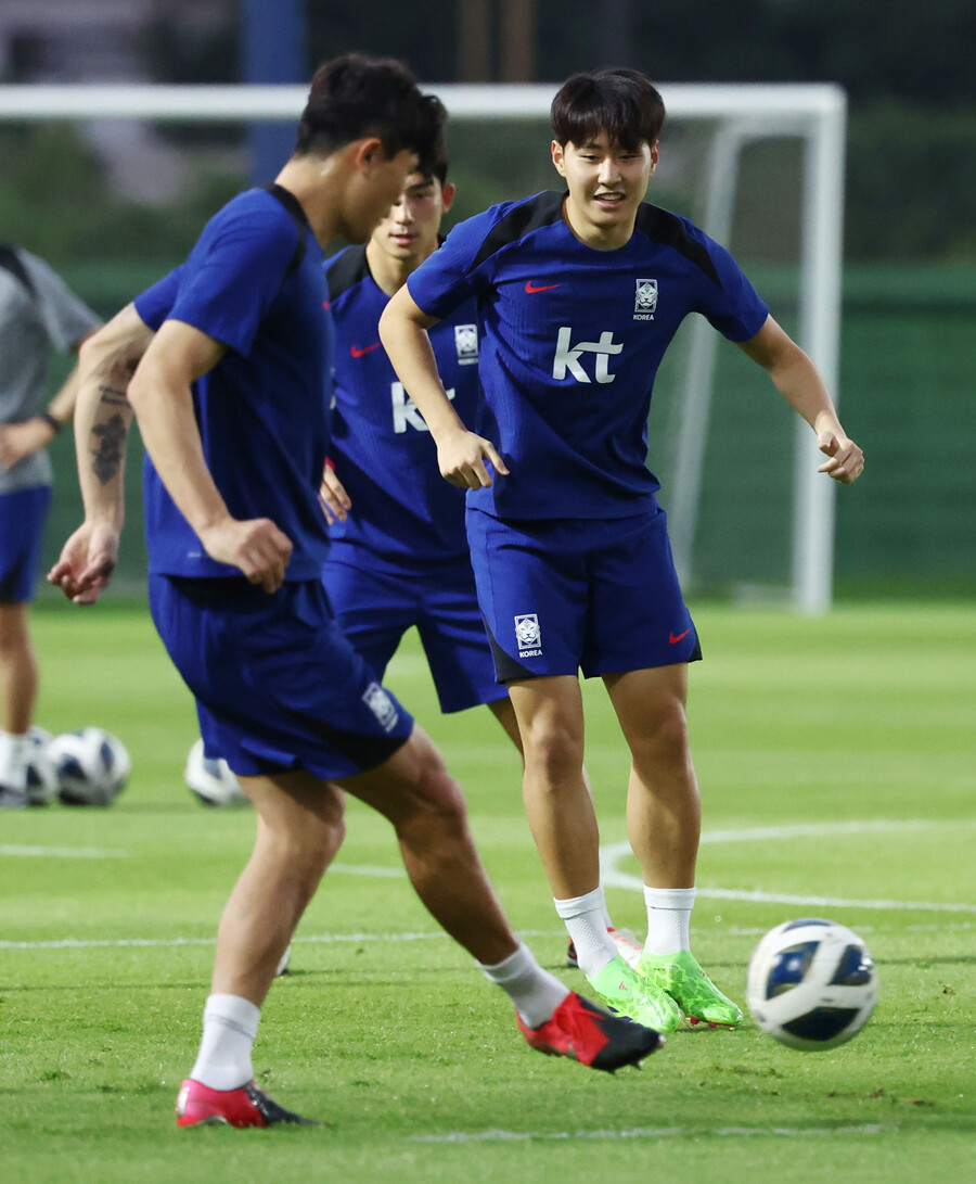 [방콕 NOW]환한 웃음으로 경직 벗어난 이강인, 태국에 '리듬을 춰줘요'