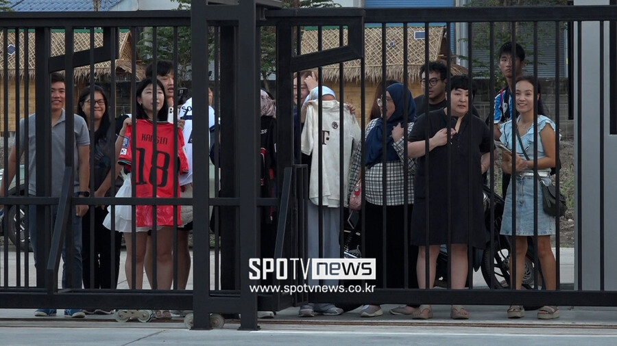 ▲ 축구대표팀의 훈련장으로 몰려온 국내, 태국 현지 축구팬들.