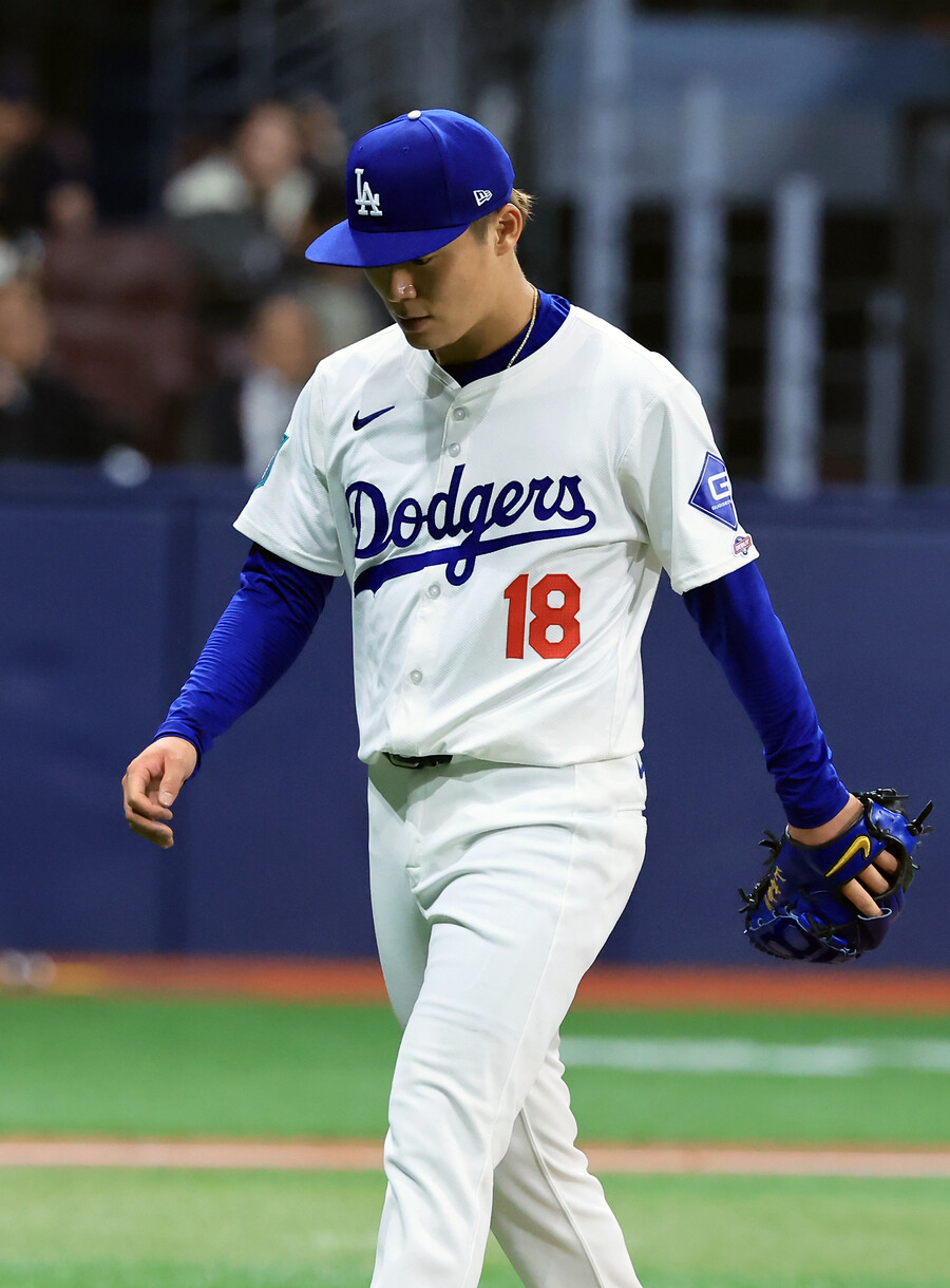 ▲ LA 다저스 야마모토 요시노부가 지난 21일 서울 고척스카이돔에서 열린 MLB 월드투어 서울시리즈 샌디에이고 파드리스전에서 강판되고 있다. ⓒ연합뉴스