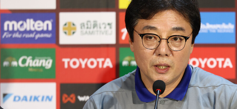 ▲ 황선홍 축구대표팀 임시 감독이 25일 태국 방콕 라자망갈라 스타디움에서 태국전 사전 기자회견에 나섰다. ⓒ연합뉴스