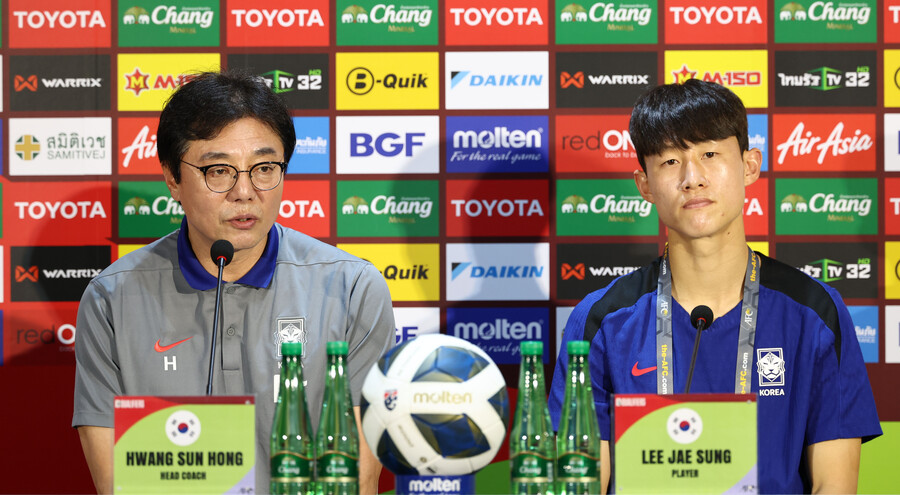 ▲ 황선홍 축구대표팀 임시 감독이 25일 태국 방콕 라자망갈라 스타디움에서 태국전 사전 기자회견에 나섰다. ⓒ연합뉴스