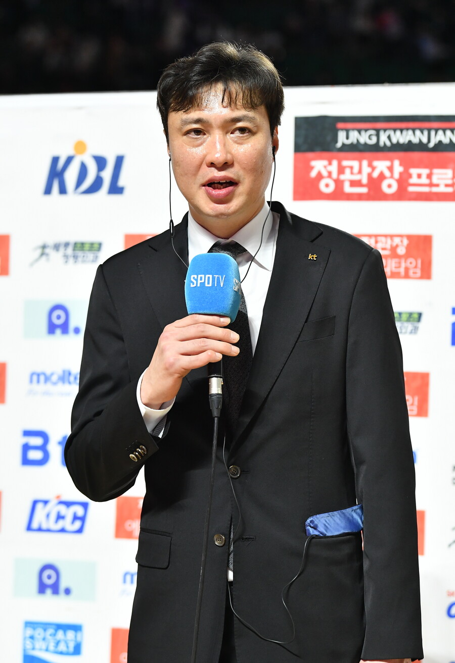 '3위 확정' 송영진 감독 "선수들이 열심히 뛰어준 결과…고맙게 생각한다"