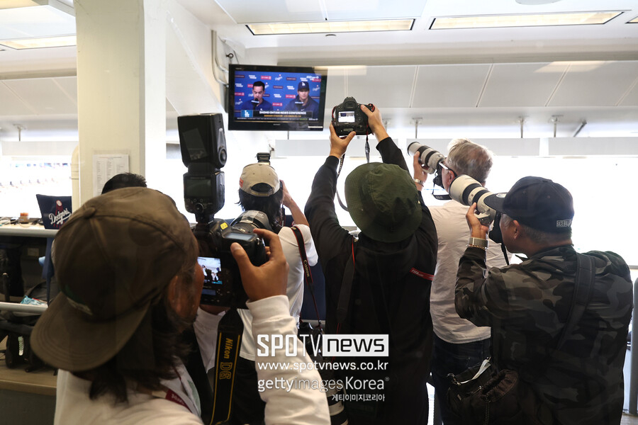 ▲ LA 다저스 오타니 쇼헤이는 통역 미즈하라 잇페이의 불법도박 관련 보도가 나온 지 5일 만에 기자회견에 나섰다. 미국 언론의 취재 열기가 대단했다.